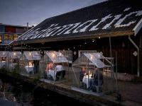 नेदरलँडमध्ये सोशल डिस्टन्सिंगचं पालन; ग्लास केबिनमध्ये करता येणार डिनर - Marathi News | netherlands restaurant introduced quarantine glass booths meal social distancing vrd | Latest international Photos at Lokmat.com