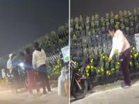 Video : पंतप्रधान मोदींचा कार्यक्रम उरकला अन् शोभेसाठी लावलेल्या झाडाच्या कुंड्या लोकांनी पळवल्या! - Marathi News | Video: Prime Minister Modi's program was canceled and people stole the tree pots planted for decoration! | Latest national News at Lokmat.com