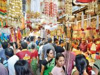 Ganesh Chaturthi 2019 : गणेशभक्तांचा उत्साह शिगेला; लगबग खरेदीची... - Marathi News | Ganesh Chaturthi 2019: Ganesh devotees shopping at lalbaug in mumbai | Latest mumbai Photos at Lokmat.com