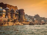 Coronavirus: अहो आश्चर्यम्! फक्त दोन वेदनाशामक औषधं घेऊन रुग्ण झाले ठणठणीत, प्रशासनही आश्चर्यचकीत - Marathi News | Coronavirus: varanasi 80 percent corona positive patients are cured in varanasi ganga river vrd | Latest national Photos at Lokmat.com