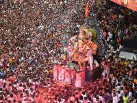Lalbaugcha Raja 2019: लालबागच्या राजाला निरोप देण्यासाठी लोटला भक्तांचा जनसागर - Marathi News | Lot of devotees gather to bid farewell to the king of Lalbaug | Latest mumbai Photos at Lokmat.com