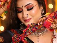 गरबा खेळताना घामाच्या धारा-मेकअप जातो वाहून? ५ टिप्स- रात्रभर मेकअप राहील जसाच्या तसा-नो टेंशन - Marathi News | Navratri 2025 Garba dance waterproof makeup how to make makeup last longer in garba waterproof makeup for dancing | Latest sakhi Photos at Lokmat.com