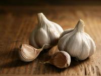 प्रमाणापेक्षा जास्त लसूण खाल्ल्याने 'या' समस्या उद्भवतात... - Marathi News | Eating too much garlic causes 'these' problems ... | Latest health Photos at Lokmat.com
