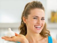 केसांसाठी अत्यंत उपयोगी ठरतो लसूण; कोंडाही करतो दूर! - Marathi News | Lifestyle benefits of garlic for hair regrowth and scalp | Latest beauty Photos at Lokmat.com