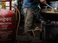 पेट्रोल-डिझेलनंतर गॅस सिलेंडरच्या किमतीही मोठी वाढ! व्यावसायिक आणि घरगुती एलपीजीचे आजचे दर काय? - Marathi News | LPG Tanker 'Green Saanvari' Safely Crosses Strait of Hormuz with 46,650 Tonnes of Gas | Latest business News at Lokmat.com