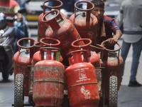 गॅस सिलेंडर घेताना या बाबींची करा पडताळणी, टळेल संभाव्य धोका - Marathi News | Check these things while buying LPG gas cylinders, possible risks will be avoided | Latest national Photos at Lokmat.com