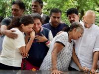 गौरी लंकेश यांच्या निधनाने शोकसागरात बुडालेले कुटुंबिय - Marathi News | Gauri Lankesh's family lost their lives in mourning | Latest national Photos at Lokmat.com
