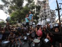 अन्नासाठी करावी लागते मारामारी, पाणी पिऊन भागवतात पोटाची भूक! गाझातील 'हे' फोटो पाहून बसेल धक्का - Marathi News | People have to fight for food, they satisfy their hunger by drinking water! You will be shocked to see 'this' photo from Gaza | Latest international Photos at Lokmat.com