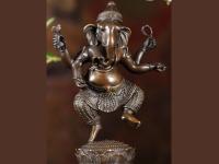 विशेषतः 'अशी' गणेशमूर्ती घरात वापरू नका आणि भेट म्हणूनही देऊ नका : वास्तुशास्त्र - Marathi News | Especially don't use 'This' Ganesh idol at home and don't give it as a gift: Vastushastra | Latest bhakti Photos at Lokmat.com