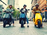 Electric Scooter: बिना चार्जिंगच्या धावतात या इलेक्ट्रीक स्कूटर; लांबच्या प्रवासात फक्त 5 मिनिटेच थांबावे लागते - Marathi News | Gogoro Viva, Ola Electric Scooters run without charging; double your range with battery swapping | Latest auto Photos at Lokmat.com