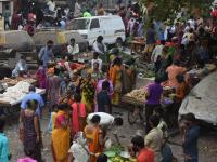 Coronavirus : लॉकडाऊनचे तीन तेरा! खरेदीसाठी नागरिकांची झुंबड - Marathi News | coronavirus scare People crowd in markets for grocery items in maharashtra sss | Latest maharashtra Photos at Lokmat.com