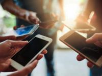 Coronavirus : लॉकडाऊनमध्ये मोबाईलचा डेटा लवकर संपतो?, ‘या’ ट्रिक्स करतील मदत - Marathi News | Coronavirus You can reduce data usage during lock down follow these tips SSS | Latest tech Photos at Lokmat.com