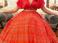 लग्नात घातलेल्या भरजरी घागऱ्याचा 'असा' करा वापर, शर्ट-दुप्पट्यासोबत करा कॅरी, दिसाल एकदम क्लासिक - Marathi News | How to reuse wedding lehenga for wedding season carry with dupatta shirt new unique fashion style women trendy fashion tips | Latest sakhi Photos at Lokmat.com