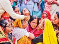 ‘नवसाचं पोर गेलं, भरपाई दिल्याने परत येणार का?’ दूषित पाण्यामुळे मृत्यू; दोन अधिकाऱ्यांना हटवले - Marathi News | ‘The son death will he come back after being compensated Death due to contaminated water; Two officials removed | Latest national News at Lokmat.com