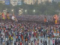 मुंबईत बाप्पाच्या विसर्जनाचा उत्साह शिगेला, गिरगावात भाविकांची अलोट गर्दी - Marathi News | enthusiasm of Bappa's immersion in Mumbai, crowd of devotees in Girgaon | Latest mumbai Photos at Lokmat.com