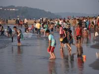 गोवा पर्यटकांनी हाऊसफुल्ल, अनेक ठिकाणी वाहतूक कोंडी - Marathi News | Goa tourists housewife, traffic congestion in many places | Latest goa Photos at Lokmat.com