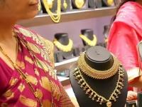 सोने सामान्यांच्या आवाक्याबाहेर जाणार! २०३० मध्ये १ ग्रॅमसाठी किती पैसे मोजावे लागतील? तज्ज्ञांचा इशारा - Marathi News | Gold Price Prediction 2030 Will Gold Hit ₹3 Lakh per 10 Grams? | Latest business Photos at Lokmat.com