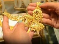 सोन्याचा भाव गडगडला! चांदीही झाली स्वस्त, खरेदीदारांसाठी मोठी संधी! - Marathi News | Gold prices have skyrocketed! Silver has also become cheaper, a big opportunity for buyers! | Latest business Photos at Lokmat.com