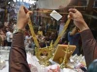 लालबागच्या राजाच्या चरणी भाविकांनी अपर्ण केलेल्या सोन्या-चांदीच्या वस्तू - Marathi News | Gold ornaments made by devotees by the devotees at the feet of the king of Lalbagh | Latest mumbai Photos at Lokmat.com