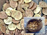 मंदिराच्या गर्भगृहाची दुरुस्ती करताना सापडलं घबाड, कलशात होती सोन्याची एवढी नाणी...   - Marathi News | While repairing the sanctum sanctorum of the temple, a hoard of gold coins was found in the urn... | Latest national News at Lokmat.com