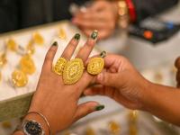 कितीही वाढूद्या, आम्ही खरेदी करणार...! १,५०,००० पार असूनही भारतात सोन्याची मागणी १० टक्क्यांनी वाढली - Marathi News | Gold Demand India 2026 : No matter how much it increases, we will buy...! Despite crossing 1,50,000, gold demand in India increased by 10 percent | Latest business News at Lokmat.com