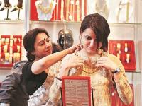 Gold Rate: गेल्या आठवड्याच्या तुलनेत सोने वाढले की घसरले? जाणून घ्या बाजारभाव - Marathi News | Gold price: Did gold rise or fall compared to last week? Know the market price | Latest business Photos at Lokmat.com