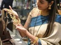 Gold Price Today: महिनाभरात सोन्याच्या दरात 26293 रुपयांची घट, चांदी 36393 रुपयांनी घसरली; पटापट चेक करा लेटेस्ट रेट - Marathi News | Gold Price Today: Gold price drops by Rs 26293 in a month, silver drops by Rs 36393, quickly check the latest rate | Latest business News at Lokmat.com