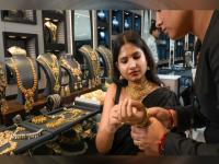 13 दिवसांनंतर सोनं १३०९ नं महागलं, चांदीही ३८३२ नं वधारली, पुन्हा विक्रमी पातळीव पोहोचणार गोल्ड? काय म्हणतात एक्सपर्ट? - Marathi News | After 13 days gold rose by rs 1309 silver also increased by rs 3832, will gold reach record levels again What do experts say | Latest business Photos at Lokmat.com 13 दिवसांनंतर सोनं १३०९ नं महागलं, चांदीही ३८३२ नं वधारली, पुन्हा विक्रमी पातळीव पोहोचणार गोल्ड? काय म्हणतात एक्सपर्ट? - Marathi News | After 13 days gold rose by rs 1309 silver also increased by rs 3832, will gold reach record levels again What do experts say | Latest business Photos at Lokmat.com