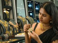 सोनं जोमात... ग्राहक कोमात...! एवढं सुसाट सुटलंय की थांबायचं नाव नाही; विक्रमी पातळीवर पोहोचलंय, जाणून घ्या आपल्या शहरातील लेटेस्ट रेट - Marathi News | Gold is booming consumers are in tension It has gone so well that there is no stopping it It has reached a record level, know the latest rate in your city | Latest business Photos at Lokmat.com