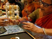 सोने ₹३२,००० वरून थेट १ लाखांवर! गेल्या ६ वर्षात २००% वाढ, पुढील ५ वर्षात 'इतकं' महाग होणार! - Marathi News | Gold Price Soars 200% in 6 Years Experts Predict Further Surge in Next 5 Years | Latest business Photos at Lokmat.com