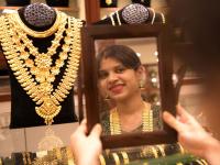 सोन्याचे दागिने खरेदीला जाताय? 3 गोष्टींची काळजी घेतल्यास बक्कळ पैसे वाचतील - Marathi News | Going to buy gold jewelry? Taking care of 3 things will save a lot of money | Latest business Photos at Lokmat.com