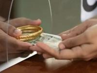 कर्जात बुडालेले लोक आता घेताहेत सोन्यावर कर्ज, बुडण्याची भीती वाढली - Marathi News | People drowning in debt are now taking loans against gold, fear of default has increased | Latest business News at Lokmat.com