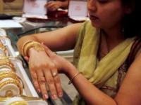 दुबई, भूतानसह 'या' देशांमध्ये सोने इतकं स्वस्त कसं? भारतात ७५ हजारांच्या पार - Marathi News | cheapest gold is available dubai hongkong and bhutan how is possible | Latest business Photos at Lokmat.com