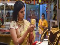 Gold Silver Price Today: यावर्षी सोनं ₹५२,७९५ आणि चांदी ₹१००९३६ रुपयांनी महागली; आजही दरानं तोडले सर्व विक्रम, पाहा किंमत - Marathi News | gold silver price today 11 december this year gold has become expensive by rs 52795 and silver by rs 100936 price broke all records today | Latest business News at Lokmat.com Gold Silver Price Today: यावर्षी सोनं ₹५२,७९५ आणि चांदी ₹१००९३६ रुपयांनी महागली; आजही दरानं तोडले सर्व विक्रम, पाहा किंमत - Marathi News | gold silver price today 11 december this year gold has become expensive by rs 52795 and silver by rs 100936 price broke all records today | Latest business News at Lokmat.com