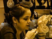 २.५ लाखांपर्यंत पोहोचणार सोन्याचे दर? खरेदीदारांसाठी वाईट बातमी; ६ वर्षांत २००% झालीये वाढ - Marathi News | Gold prices to reach Rs 2 5 lakh Bad news for buyers 200 percent increase in 6 years know details | Latest business Photos at Lokmat.com