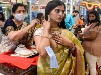 Gold Silver Price Today: ₹५००० पेक्षा अधिकनं घसरला चांदीचा भाव; सोन्याच्या दरातही मोठी घसरण; आज इतक्या रुपयांना मिळतंय १० ग्रॅम Gold - Marathi News | Gold Silver Price Today Silver price drops by more than rs 5000 Gold price also sees big drop Today know 10 grams gold rate | Latest business News at Lokmat.com