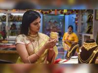 Buying Gold for Marriage : घरी लग्नकार्य आहे? ग्राहक म्हणून दागिने खरेदी करताना कोणती काळजी घ्यावी - Marathi News | Buying Gold Is there a wedding ceremony at home As a consumer what care should be taken while buying jewellery know answers | Latest business Photos at Lokmat.com