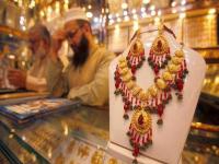 पाकिस्तानातील सोन्याचा भाव बघुन तुम्हाला बसेल धक्का! म्हणाल... इतका फरक? - Marathi News | Gold rates in pakistan are higher than India | Latest international Photos at Lokmat.com