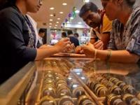 Gold Price Today : सोन्याच्या दरात पुन्हा तेजी, MCX वर सोन्या-चांदीचा दर वधारला, पाहा लेटेस्ट रेट - Marathi News | Gold price rises again gold silver price increased on MCX see latest rate know todays rate 18 july 2024 | Latest business Photos at Lokmat.com
