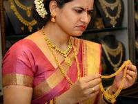 Gold Silver Price: खिशाला लागणार कात्री! नवीन वर्ष २०२६ मध्ये चांदी ₹३ लाख आणि सोनं ₹१.६० लाखांच्या पार जाणार? - Marathi News | gold silver price Will the price of silver cross rs 3 lakh and gold cross rs 1 60 lakh in the new year 2026 | Latest business Photos at Lokmat.com