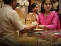 लग्नसराईच्या हंगामात सोन्या-चांदीच्या दरात सुरू असलेल्या घसरणीला आज ब्रेक; पाहा नवी किंमत - Marathi News | decline in gold and silver prices 19 november 2025 during the wedding season know new dates see the new price | Latest business News at Lokmat.com