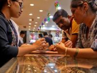 Gold Silver Price Today : सोन्या-चांदीच्या दरात आज बंपर तेजी; घेण्यापूर्वी चेक करा लेटेस्ट दर - Marathi News | Gold Silver Price Today Bumper boom in the price of gold and silver today Check once rate before buying | Latest business Photos at Lokmat.com