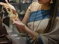 Gold Silver Rates Today : सोन्याची किंमत नव्या शिखरावर, चांदीही लाखाच्या पार; खरेदीपूर्वी पाहा १८ ते२४ कॅरेट सोन्याचे दर - Marathi News | gold silver rates today The price of gold is at a new peak silver price over lakhs Check 18 to 24 carat gold prices before buying | Latest business Photos at Lokmat.com