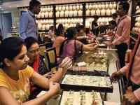Gold-Silver Price Today : एकीकडे वाढती महागाई, दुसरीकडे सोनं-चांदीही महागली; पाहा काय आहेत नवे दर - Marathi News | Gold Silver Price Today On the one hand rising inflation on the other hand, gold-silver also became expensive Check out the new rates | Latest business Photos at Lokmat.com