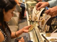 Gold Silver Price: लग्नसराईच्या काळात सोनं झालं स्वस्त, करू नका उशीर, पाहा सोन्या-चांदीचे दर - Marathi News | Gold Silver todays Price Gold has become cheap during the wedding season look at the gold and silver prices | Latest business Photos at Lokmat.com