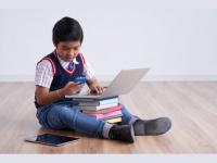 तुमची मुलं ऑनलाईन काय करतात? Google ठेवणार तुमच्या मुलांना इंटरनेटवरील ‘घाणी’ पासून दूर - Marathi News | google family link app will keep your family and kids safe online | Latest tech Photos at Lokmat.com