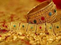 Gold, Silver Price Today: आनंदाची बातमी! सोने 800 रुपये, चांदी हजार रुपयांनी स्वस्त, फटाफट चेक करा आजचे दर - Marathi News | Gold, Silver Price Today Good news Gold Rs 800, Silver Rs 1000 cheaper | Latest business Photos at Lokmat.com