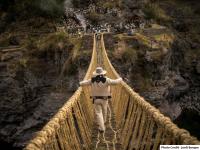गवतापासून बनलेला 600 वर्षांपूर्वीचा पूल - Marathi News | The 600-year-old bridge made of grass | Latest jarahatke Photos at Lokmat.com
