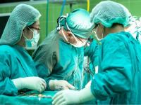 Green Cloths, Operation Theatre: ऑपरेशनच्या वेळी डॉक्टर्स हिरवे कपडे का घालतात? १०० वर्ष जुनी आहे ही पद्धत - Marathi News | why do doctors wear green clothes during operation big reason behind this | Latest jarahatke Photos at Lokmat.com