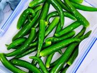 फ्रीजमध्ये ठेवल्यानंतरही मिरची खराब होते? ६ सोप्या टिप्स, आठवडाभर मिरची राहिल हिरवी-ताजी - Marathi News | how to store green chilies fresh in fridge kitchen hack cooking tips chilies will be fresh in within a week | Latest sakhi Photos at Lokmat.com